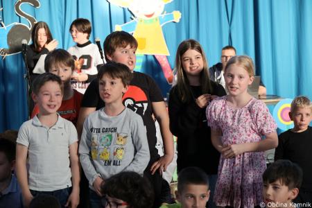 Otroci Osnovne šole Marije Vere so pozdravili pomlad in se spomnili knjižnih junakov (43)